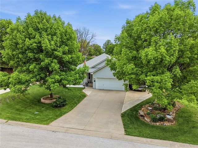 212 SE Cromwell Road, Blue Springs, MO 64014