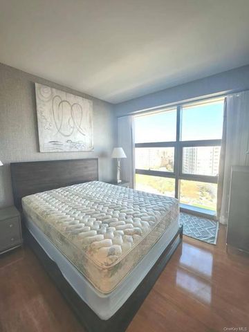 131-01 40th Road 19Z, Flushing, NY 11354