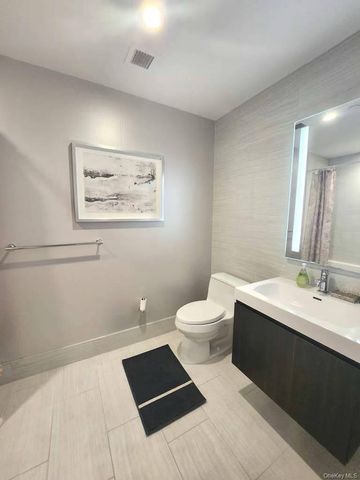 131-01 40th Road 19Z, Flushing, NY 11354