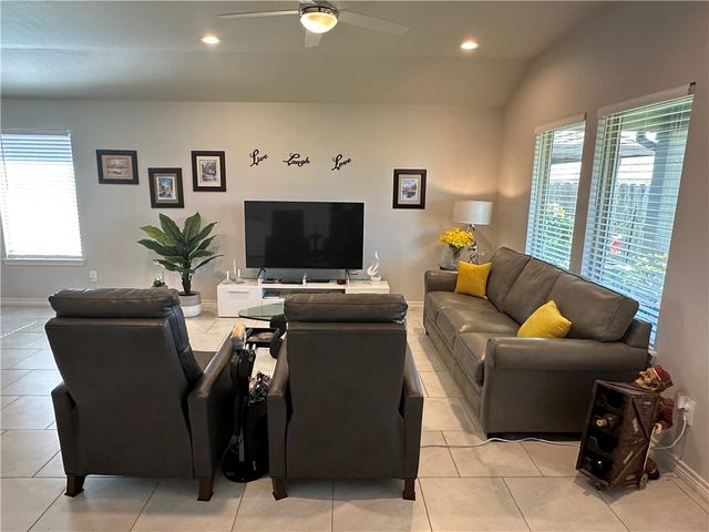 1813 Secretariat Dr, Corpus Christi, TX 78417