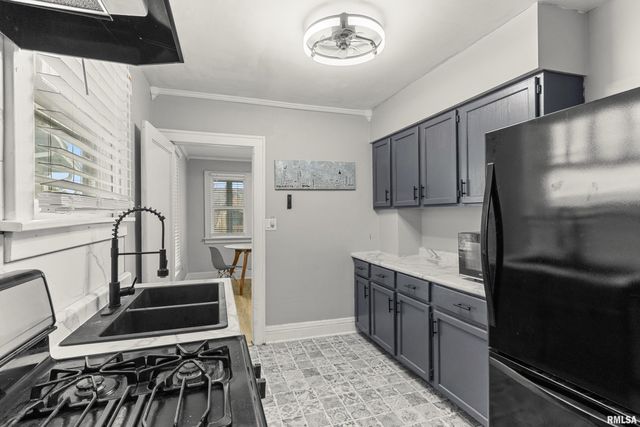 400 W CORRINGTON Avenue, Peoria, IL 61604