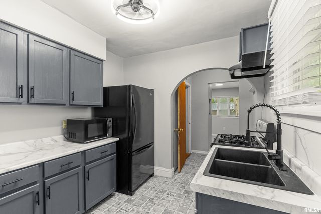 400 W CORRINGTON Avenue, Peoria, IL 61604