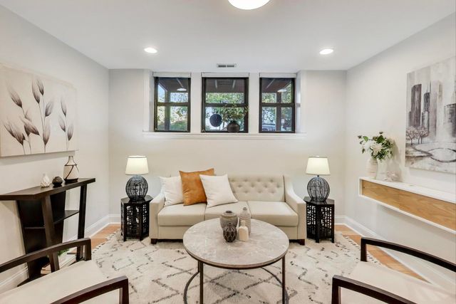 2201 W Winona Street G, Chicago, IL 60625