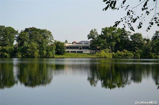 5 Market Lane, Great Neck, NY 11020