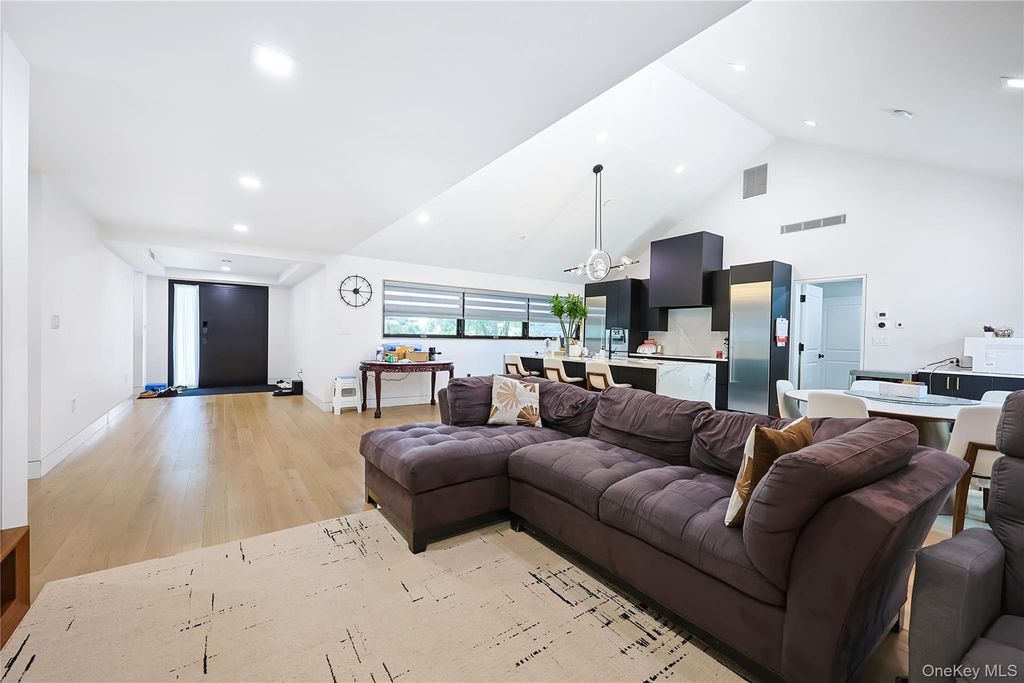 5 Market Lane, Great Neck, NY 11020 — photo 4