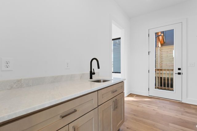 996 Douglas Ave, Nashville, TN 37206