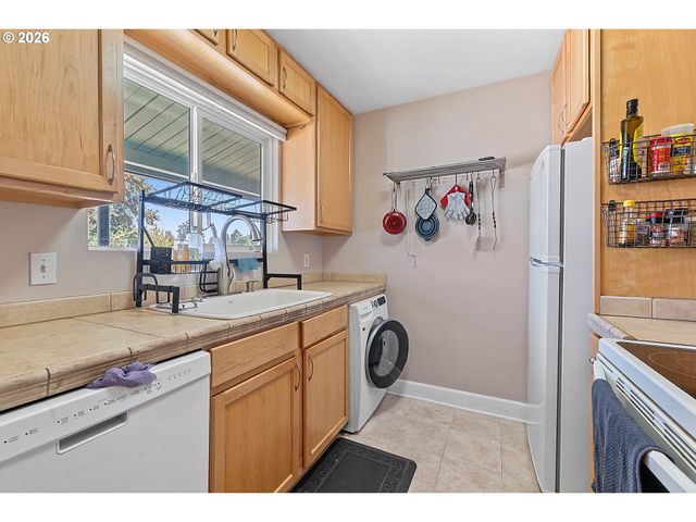 9333 N LOMBARD St 19, Portland, OR 97203