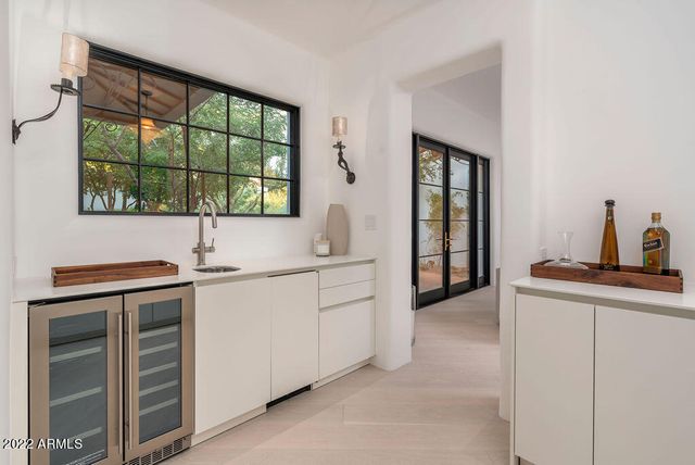 6723 N DESERT FAIRWAYS Drive, Paradise Valley, AZ 85253