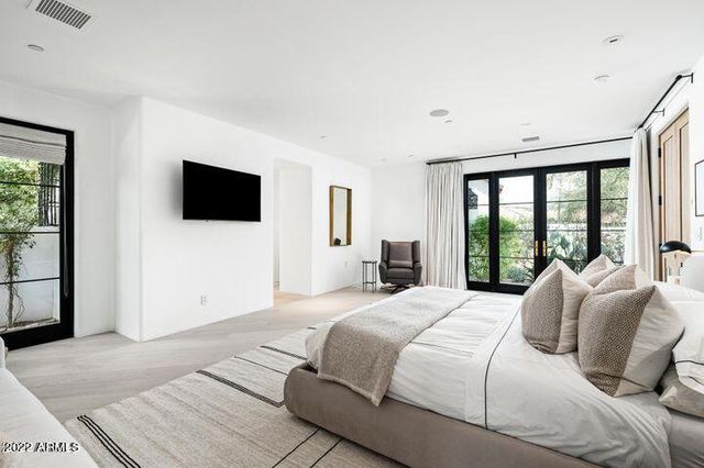 6723 N DESERT FAIRWAYS Drive, Paradise Valley, AZ 85253