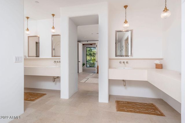 6723 N DESERT FAIRWAYS Drive, Paradise Valley, AZ 85253