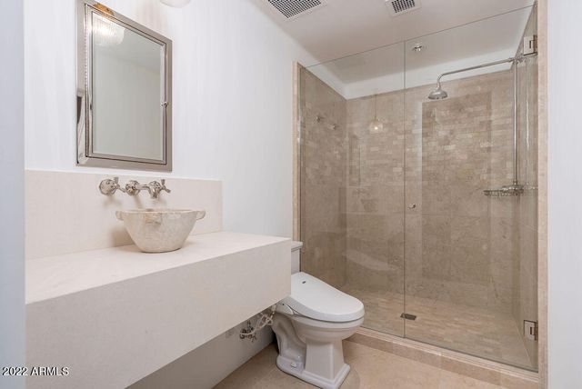 6723 N DESERT FAIRWAYS Drive, Paradise Valley, AZ 85253