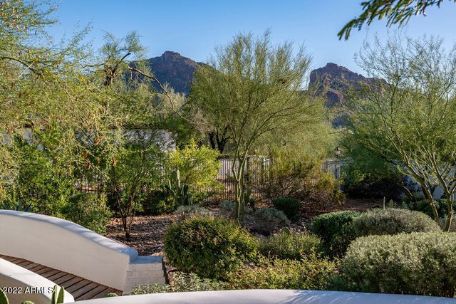6723 N DESERT FAIRWAYS Drive, Paradise Valley, AZ 85253