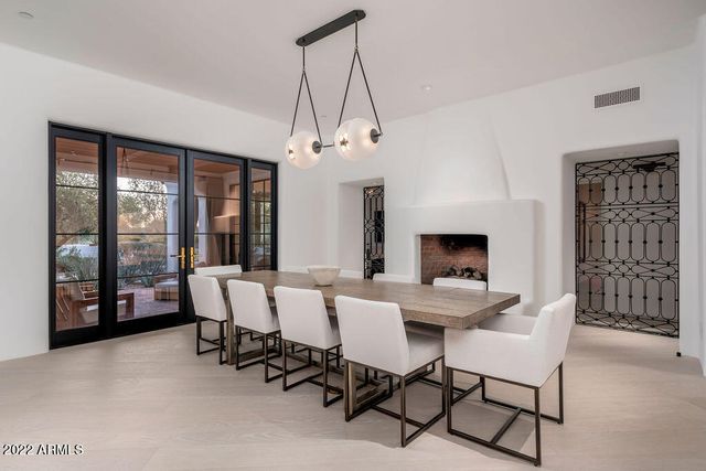 6723 N DESERT FAIRWAYS Drive, Paradise Valley, AZ 85253