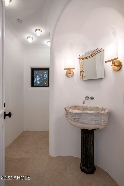 Image 17 of property listing at 6723 N DESERT FAIRWAYS Drive, Paradise Valley, AZ 85253