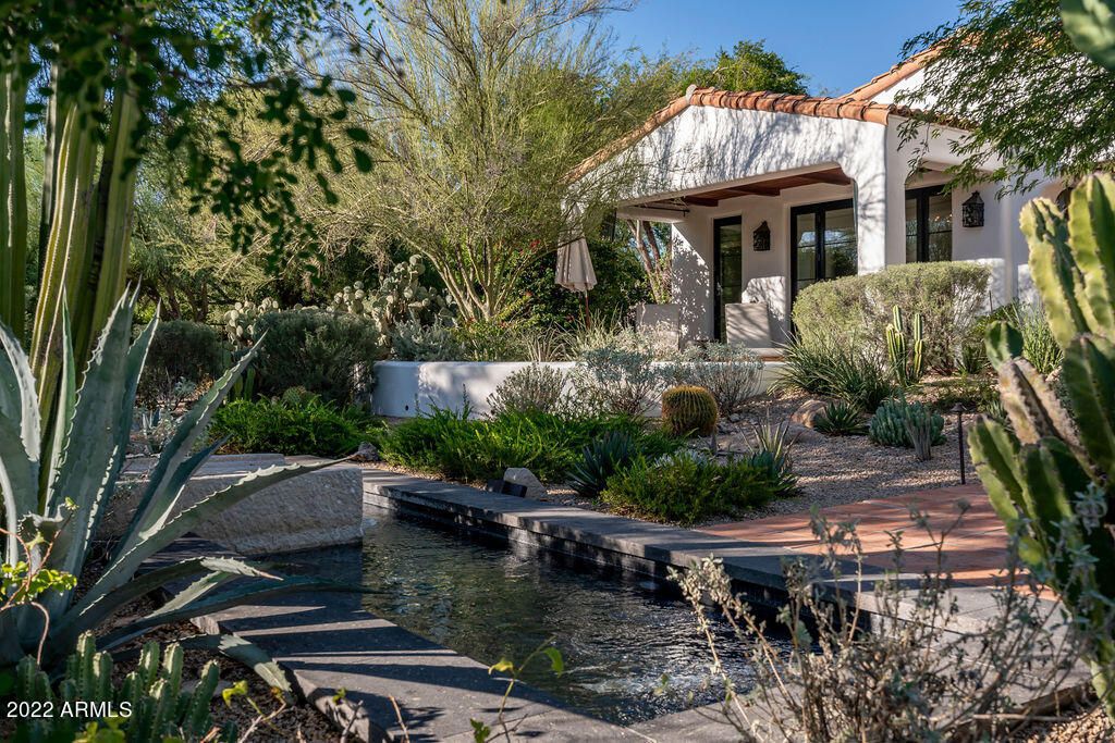 Image 2 of property listing at 6723 N DESERT FAIRWAYS Drive, Paradise Valley, AZ 85253
