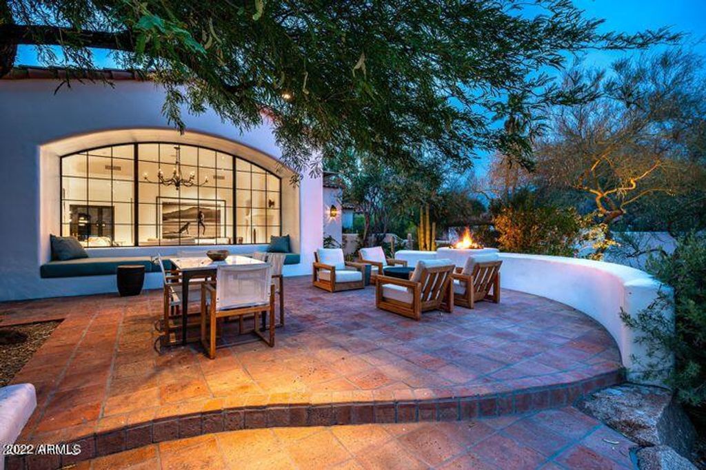 Image 32 of property listing at 6723 N DESERT FAIRWAYS Drive, Paradise Valley, AZ 85253