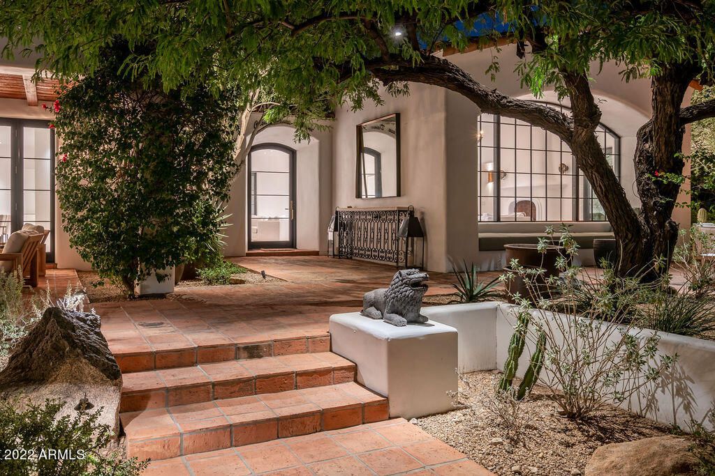 Image 40 of property listing at 6723 N DESERT FAIRWAYS Drive, Paradise Valley, AZ 85253