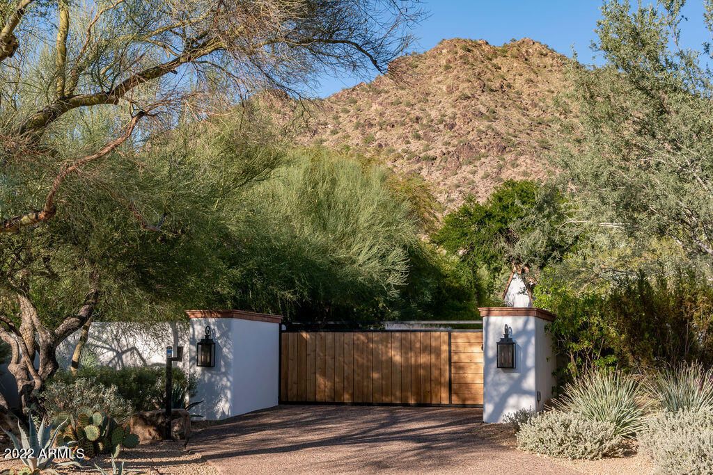 Image 44 of property listing at 6723 N DESERT FAIRWAYS Drive, Paradise Valley, AZ 85253