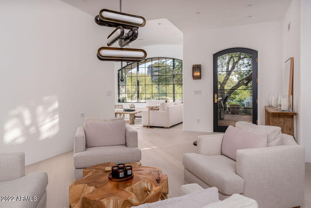 Image 5 of property listing at 6723 N DESERT FAIRWAYS Drive, Paradise Valley, AZ 85253