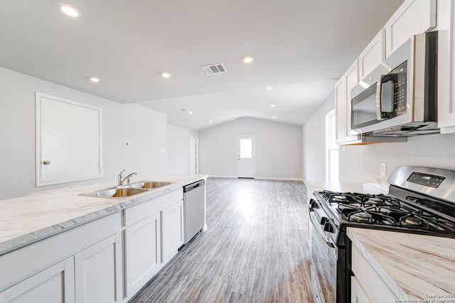 305 Mariposa Circle, Kenedy, TX 78119