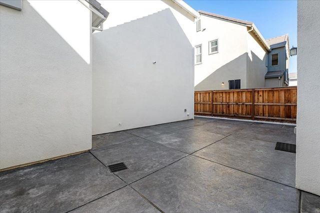 17552 Morning View Dr, Lathrop, CA 95330