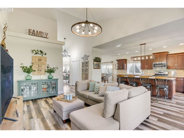 17063 Se MACANUDO St, Damascus, OR 97089