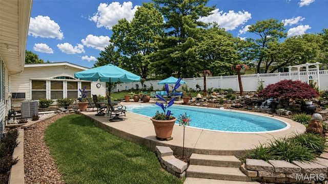 1422 Cobblestone Drive, St Charles, MO 63304