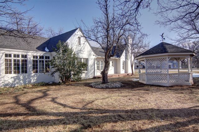 808 Elm Street, Graham, TX 76450