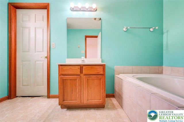 613 Country Acres Court, Chestnuthill Twp, PA 18330