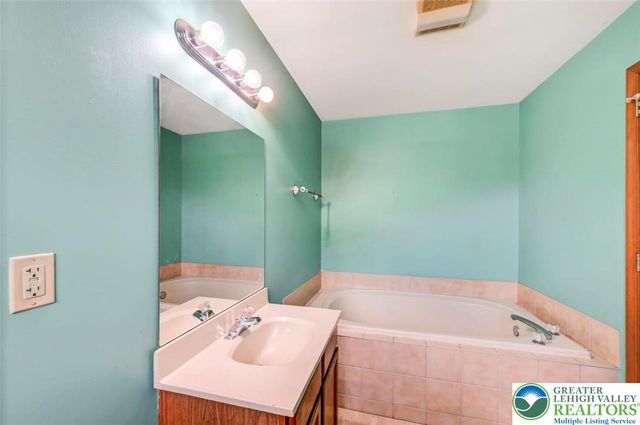 613 Country Acres Court, Chestnuthill Twp, PA 18330