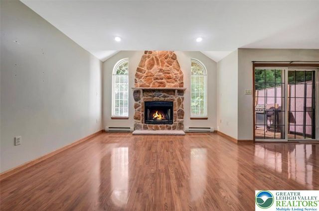 613 Country Acres Court, Chestnuthill Twp, PA 18330