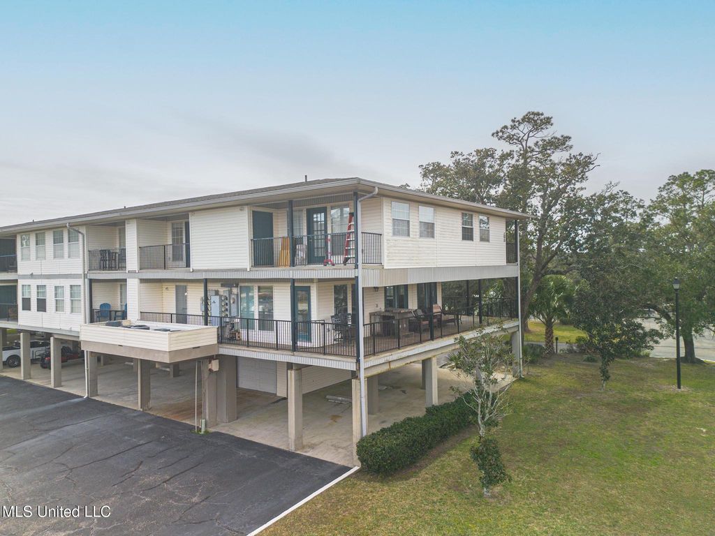 3230 Cumberland Road, 201, Ocean Springs, MS 39564