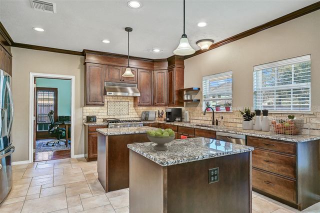 101 Oak Drive, Friendswood, TX 77546