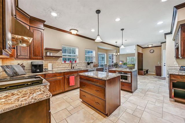 101 Oak Drive, Friendswood, TX 77546