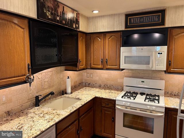 205 SWEETWATER DR, Cinnaminson, NJ 08077