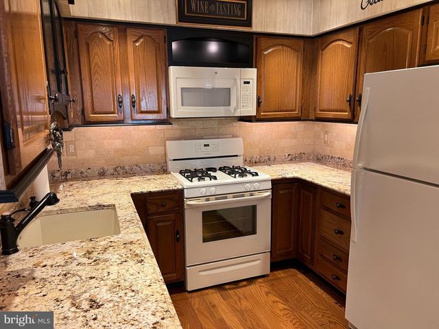 205 SWEETWATER DR, Cinnaminson, NJ 08077