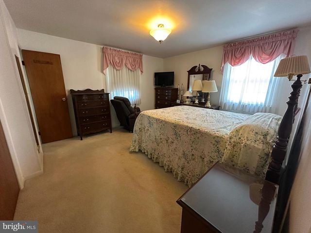 10829 OAK VALLEY DR, Hagerstown, MD 21740