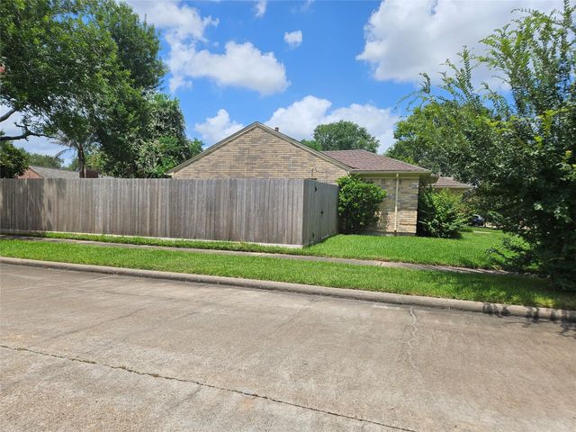 2822 Chimneystone Circle, Sugar Land, TX 77479