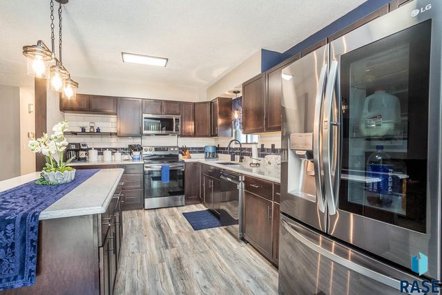 117 S Cardinal Dr, Brandon, SD 57005