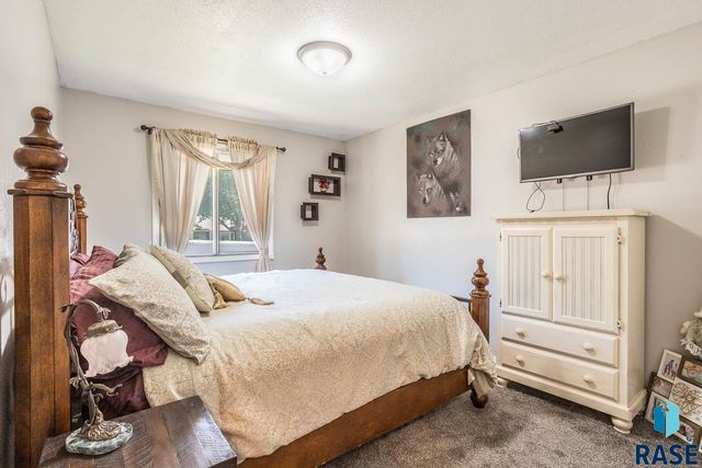 117 S Cardinal Dr, Brandon, SD 57005