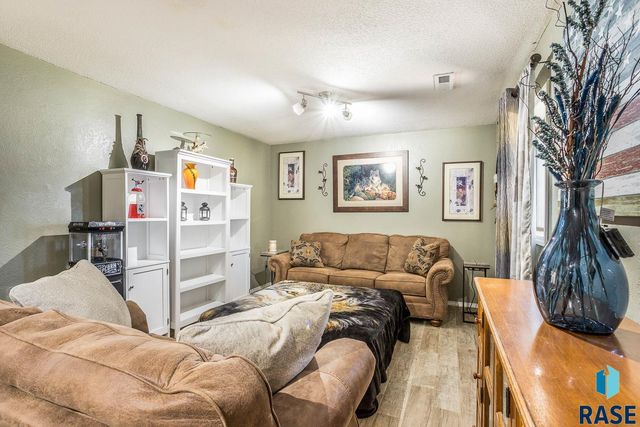 117 S Cardinal Dr, Brandon, SD 57005