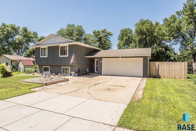 117 S Cardinal Dr, Brandon, SD 57005