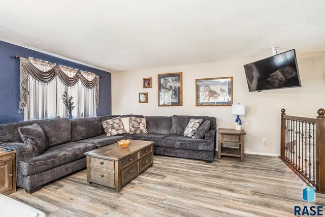 117 S Cardinal Dr, Brandon, SD 57005