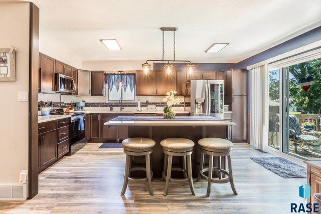 117 S Cardinal Dr, Brandon, SD 57005
