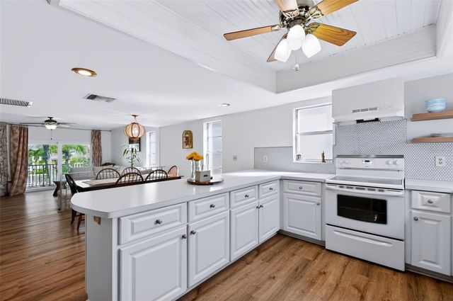 255 CAPRI CIRCLE N 22, Treasure Island, FL 33706