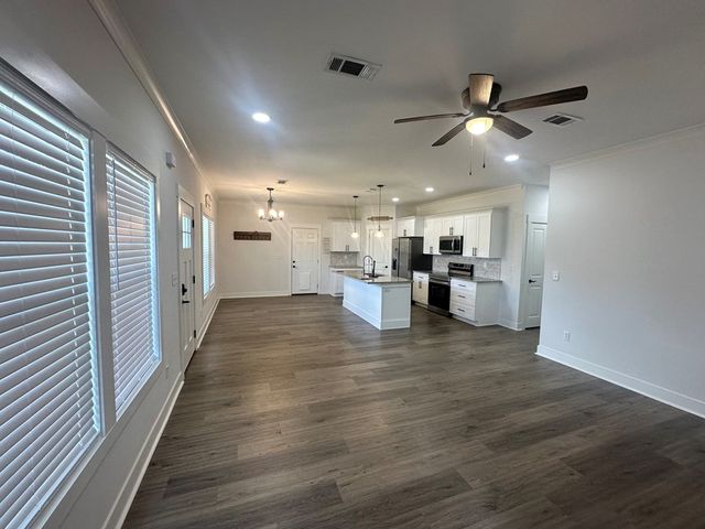 266 Merritt Dr, Slocomb, AL 36375