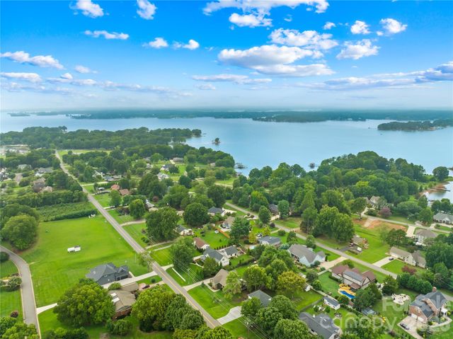 129 Aqua Drive, Mooresville, NC 28117
