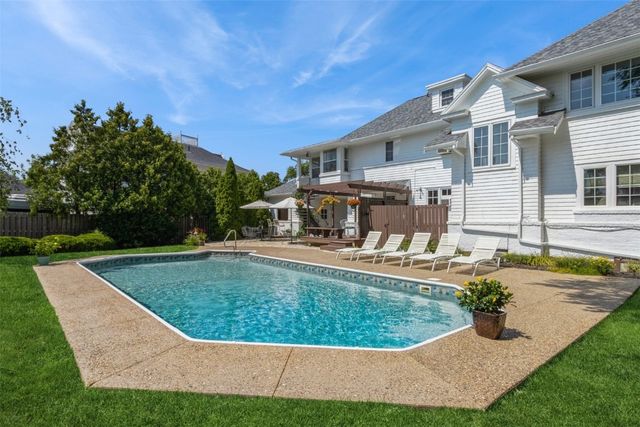 225 Crescent Street SE, Cedar Rapids, IA 52403