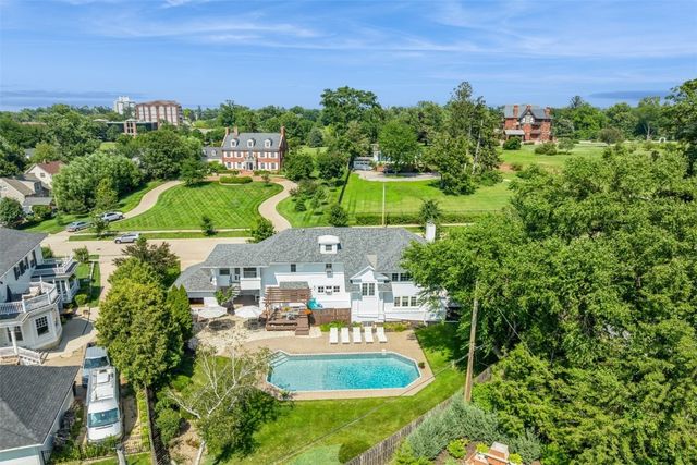 225 Crescent Street SE, Cedar Rapids, IA 52403