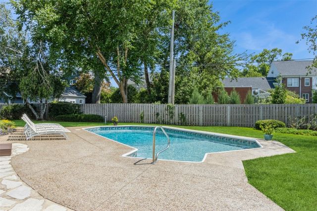 225 Crescent Street SE, Cedar Rapids, IA 52403